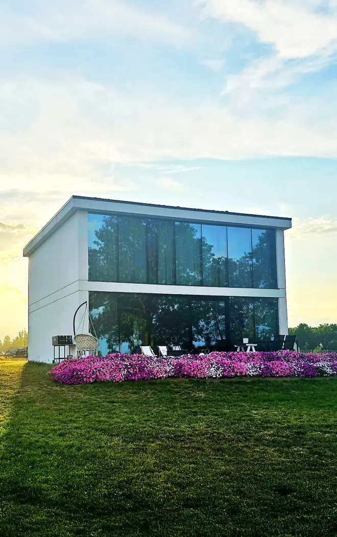 Piętrowy dom prefabrykowany ForteDom z przeszkloną elewacją