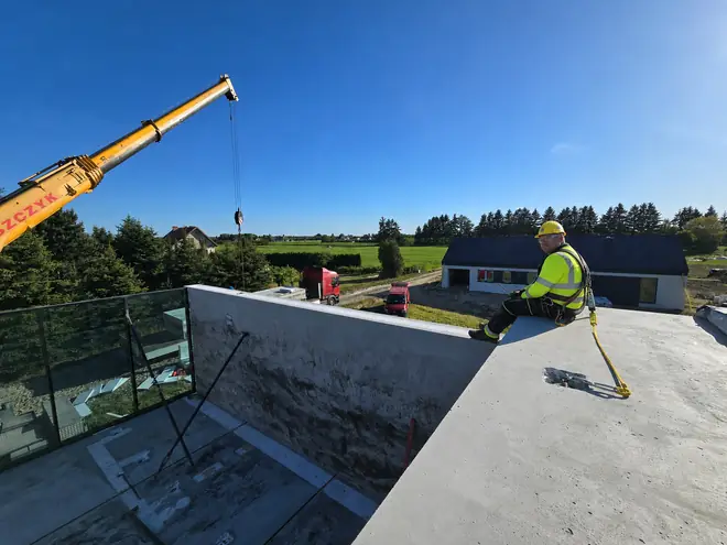 Prefabrykowana płyta ścienna podnoszona dźwigiem