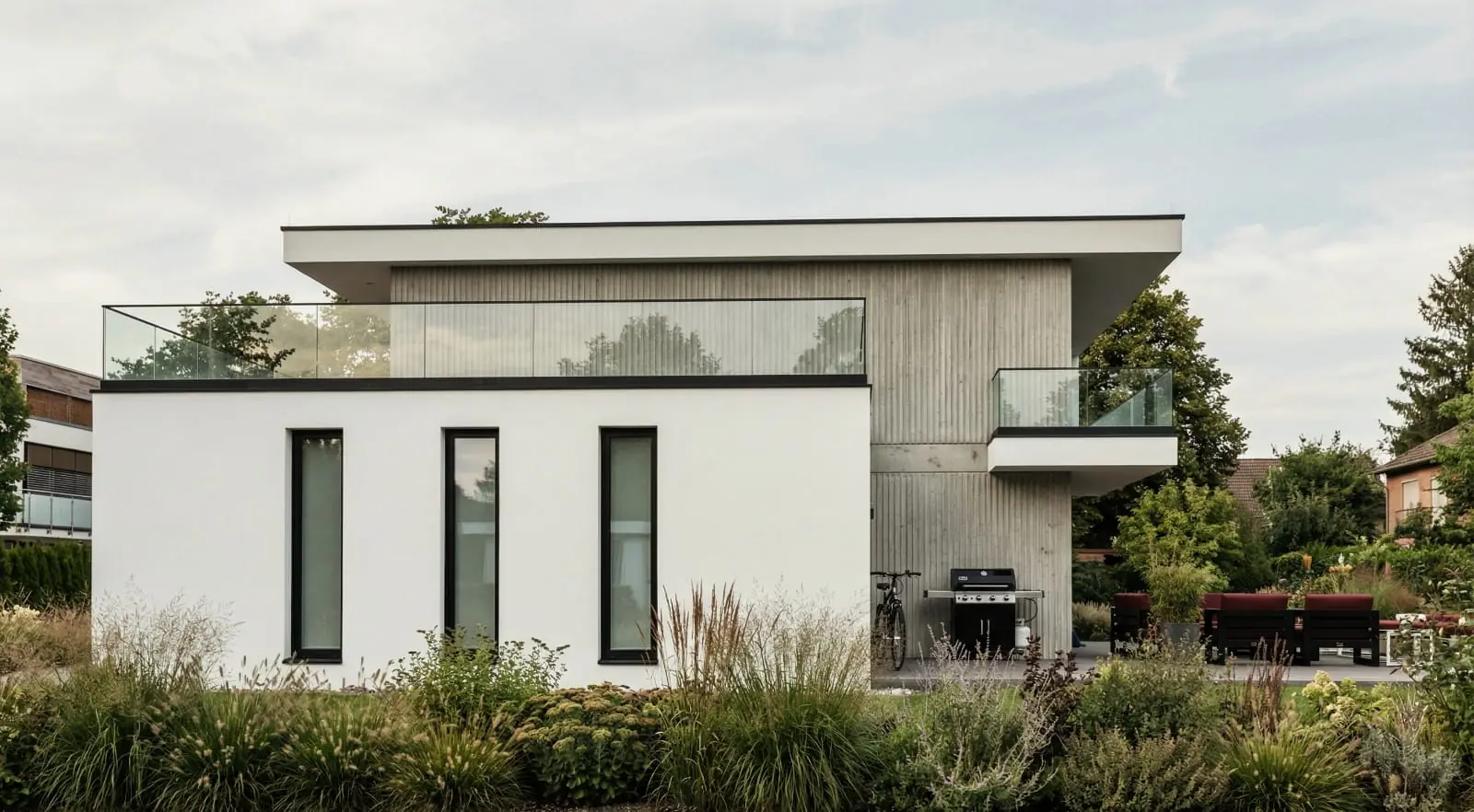 Dom piętrowy 144 m² — elewacja boczna z tarasem